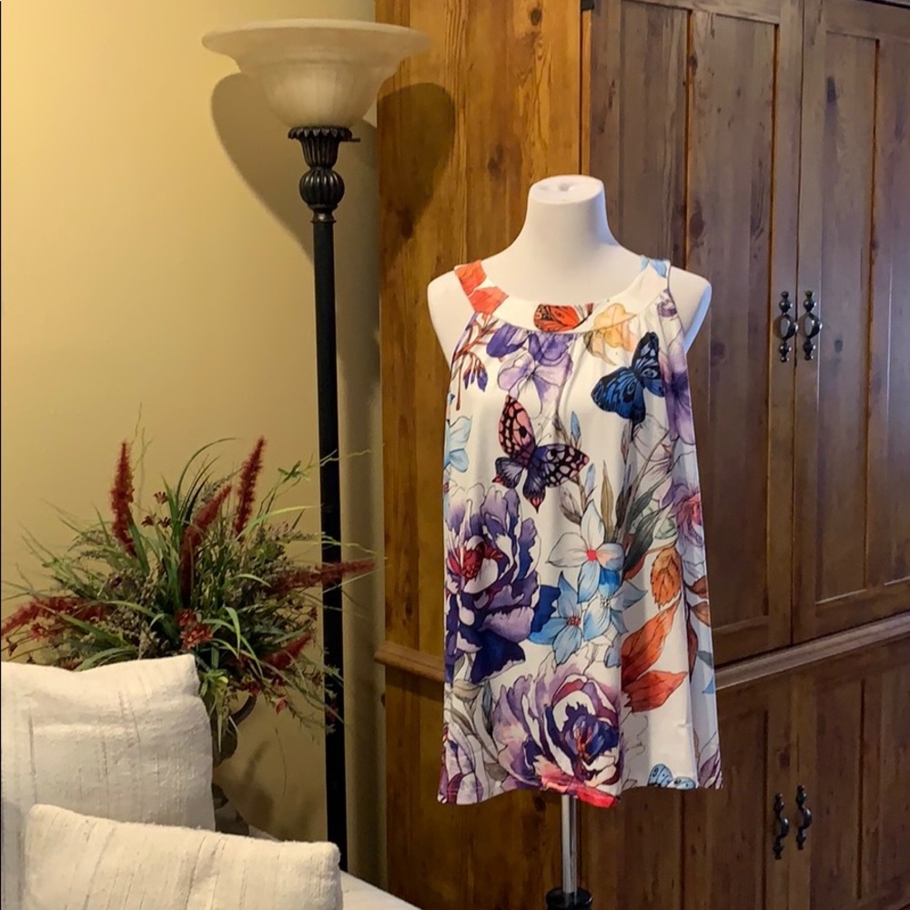 Sleeveless swing tunic.